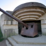 Casemate modèle M272 de la batterie de Longues-sur-Mer abritent un canon de 150 mm TK C/36. Photo (2008) : Nitot