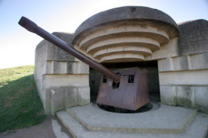 Casemate modèle M272 de la batterie de Longues-sur-Mer abritant un canon de 150 mm TK C/36. Photo (2008) : Nitot