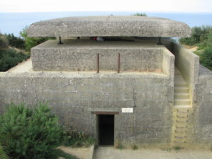 Poste de direction des tirs de la batterie de Longues-sur-Mer codée MKB Longues – Wn 48. Photo (2009) : TCY