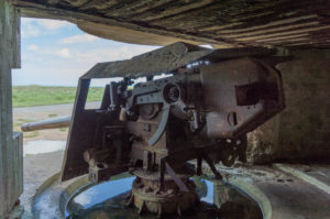 Détail d'un canon de 150 mm TK C/36 à l'intérieur d'une casemate modèle M272 de Longues-sur-Mer, codée MKB Longues – Wn 48. Photo (2015) : Supercarwaar
