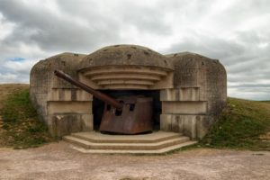 Casemate modèle M272 de la batterie de Longues-sur-Mer abritent un canon de 150 mm TK C/36. Photo (2014) : D-Day Overlord