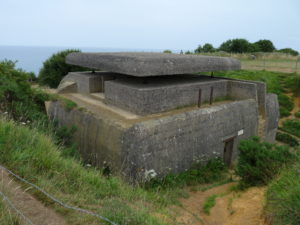 Poste de direction des tirs de la batterie de Longues-sur-Mer codée MKB Longues – Wn 48. Photo (2009) : Bagradian