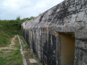 Une casemate modèle R621 à la batterie de Maisy, codée Stp 83 par les Allemands et installée au lieu-dit Les Perruques. Photo (2010) : D-Day Overlord