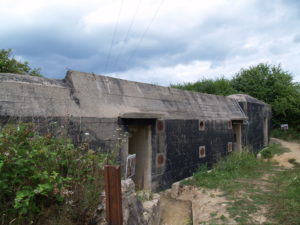 Une casemate modèle R621 à la batterie de Maisy, codée Stp 83 par les Allemands et installée au lieu-dit Les Perruques. Photo (2010) : D-Day Overlord