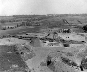 Juin 1944 : photo aérienne de la batterie allemande codée Wn 84 et située au lieu-dit La Martinière à Maisy. La construction en bois permettait l'observation au profit des pièces d'artillerie de la batterie. Photo : US National Archives