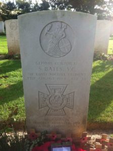 Tombe de Sidney Bates, titulaire de la Victoria Cross, au cimetière militaire de Bayeux. Photo (2012) : Ajahewitt