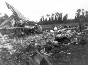 La carcasse du Dakota C-47 immatriculé 42-93095 piloté par le 1st Lieutenant Harold A. Capelluto appartenant au 91st Squadron, 439th Troop Carrier Group, abattu par la défense anti-aérienne allemande le 6 juin 1944 au-dessus de Beuzeville-au-Plain en Normandie alors qu’il transportait des parachutistes de la compagnie E du 506th Parachute Infantry Division, 101st Airborne Division. Photo : US National Archives