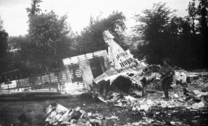 La carcasse du Dakota C-47 immatriculé 42-93095 piloté par le 1st Lieutenant Harold A. Capelluto appartenant au 91st Squadron, 439th Troop Carrier Group, abattu par la défense anti-aérienne allemande le 6 juin 1944 au-dessus de Beuzeville-au-Plain en Normandie alors qu’il transportait des parachutistes de la compagnie E du 506th Parachute Infantry Division, 101st Airborne Division. Photo : US National Archives