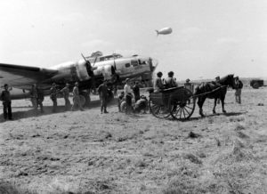 12 juin 1944 : un bombardier Boeing B-17 Flying Fortress,sur l'aérodrome E-1 situé sur le plateau de Saint Laurent-sur-Mer surplombant la plage d'Omaha. L'appareil est piloté par les généraux américains Arnold Spaatz et Brereton, il transporte également les généraux Royce, Quesada et Kuter. dans le cadre d'une visite d'autorités. Photo : US National Archives