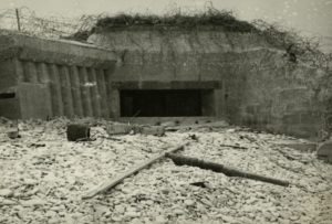 Casemate modèle H667 formant le point d'appui Wn 81 du Fort Samson à Grandcamp après les combats de 1944. Photo : US National Archives