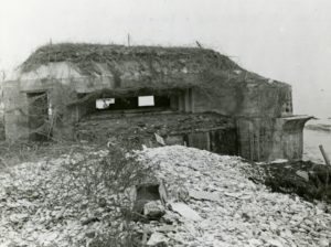 Une casemate 5cm KwK Vf Double Stand en front de mer à Grandcamp après les combats de 1944, au sein du point d'appui allemand codé Wn 81. Photo : US National Archives
