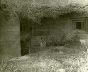 Entrée de la casemate 5cm KwK Vf Double Stand en front de mer à Grandcamp après les combats de 1944, au sein du point d'appui allemand codé Wn 81. Photo : US National Archives