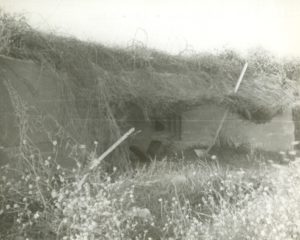 Entrée de la casemate 5cm KwK Vf Double Stand en front de mer à Grandcamp après les combats de 1944, au sein du point d'appui allemand codé Wn 81. Photo : US National Archives