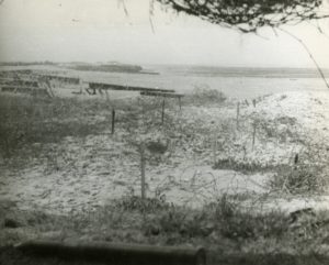 Vue de la plage à l'ouest de Grandcamp, observée à partir de la casemate 5cm KwK Vf Double Stand du point d'appui allemand codé Wn 81. Photo : US National Archives