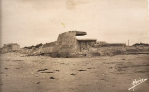 Après-guerre, la casemate Vf600 d'Asnelles, qui abritait un canon de 50 mm, le long de la digue.