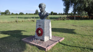 Le buste du Major Terence Otway, commandant les forces parachutées le 6 juin 1944 pour s'emparer de la batterie de Merville. Ce monument est exposé dans l'espace du musée de la batterie de Merville. Photo (2013) : P. Hermans