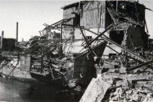 Bâtiment en ruine au-dessus de la Touques à Lisieux après les bombardements de juin 1944. Photo : DR