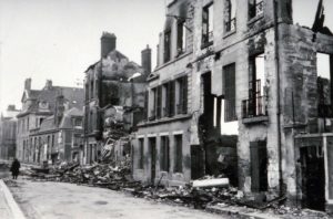 Bâtiments de la rue Olivier (devenue rue Maréchal Foch) à Lisieux en 1944. Photo : DR
