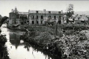 Bâtiments en ruines à Lisieux le long de la Touques après les bombardements de 1944. Photo : DR