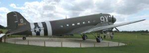Dakota C-47 "The SNAFU Special" exposé sur le site de la batterie de Merville. Photo (2008) : Rundvald