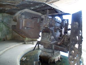 Détail d'un canon de 150 mm TK C/36 à l'intérieur d'une casemate modèle M272 de Longues-sur-Mer, codée MKB Longues – Wn 48. Photo (2010) : D. Peeters