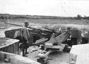 Canon antiaérien allemand de 37 mm situé à l'ouest de la batterie de la Pointe du Hoc. Cette pièce a coûté la vie à de nombreux Rangers américains le 6 juin 1944. Photo : US National Archives