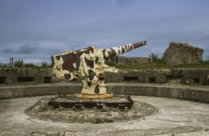 Encuvement surmonté d'un canon de 210 mm à la batterie de Crisbecq, sur le modèle équivalent à ceux utilisés en 1944. Photo (2014) : Daniele Sala