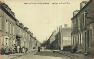 Carte postale de la Grande Rue de Bretteville-l'Orgueilleuse avant guerre