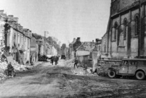 Centre de Bretteville-l'Orgueilleuse après les combats de juin 1944. Photo : IWM