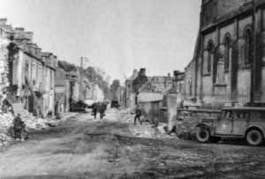 Centre de Bretteville-l'Orgueilleuse après les combats de juin 1944. Photo : IWM