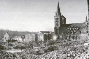 Centre-ville de Lisieux et sa cathédrale détruits par les bombes en 1944. Photo : DR