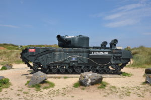 Ce char Churchill Avre a débarqué le 6 juin 1944 sur la plage de Juno Beach face à Graye-sur-Mer. Immobilisé puis recouvert par le sable, il a été retrouvé en 1976. Restauré, il est aujourd'hui un monument en hommage à l'équipage du char (dont les membres ont été tués et gravement blessés) et à tous les militaires tombés sur ces terres pour la Libération (2016). Photo : D-Day Overlord