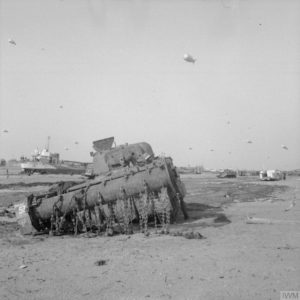 7 juin 1944 : un char M4 Sherman Crab Flail du Westminster Dragoons, 79th Armoured Division, utilisé pour l'ouverture d'itinéraires minés, abandonné sur la page de Gold. Photo : IWM B 5141