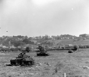 A hauteur de Marcey-les-Grèves devant Avranches, trois chars M4 Sherman ont été détruits dans un grand découvert. Ils appartenaient au 8th Tank Battalion de la 4th (US) Armored Division.