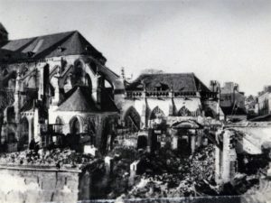 Chevet de la cathédrale Saint-Pierre à Lisieux après les bombardements de juin 1944. Photo : DR