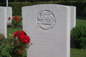 Tombe de R. L. Bailey au cimetière militaire de Bayeux. Photo (2009) : Pinpin