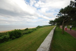 La vue de la plage d'Omaha Beach à partir du cimetière militaire américain de Colleville-sur-Mer. Photo (2008) : Casper Moller