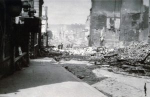Civils normands dans la rue Henry Chéron à Lisieux après les bombardements de juin 1944. Photo : DR