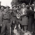 Des civils normands venus à la rencontre des soldats Canadiens à Bernières-sur-Mer le 6 juin 1944. Photo : Archives Canada