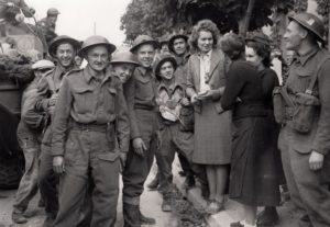 Des civils normands venus à la rencontre des soldats Canadiens à Bernières-sur-Mer le 6 juin 1944. Photo : Archives Canada