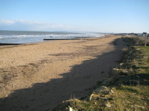 Vue générale de la plage de Colleville-Montgomery, Sword Beach (2010). Photo : D-Day Overlord