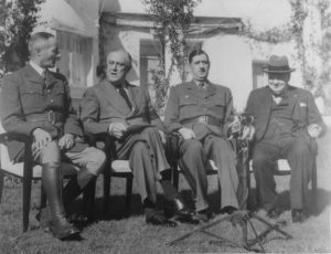 Conférence de Casablanca du 24 janvier 1943. De gauche à droite : le général Giraud, le président américain Franklin D. Roosevelt, le général de Gaulle et le Premier Ministre britannique Winston Churchill. Photo : US National Archives