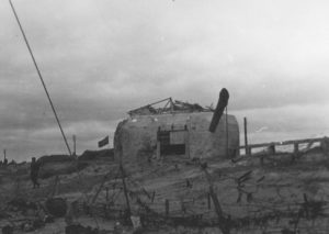 Après les combats du 6 juin 1944 à Courseulles-sur-Mer (Juno Beach), les vestiges du point d'appui allemand codé Wn 29 et de la casemate H669. Photo : US National Archives