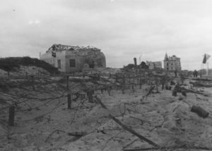 Après les combats du 6 juin 1944 à Courseulles-sur-Mer (Juno Beach), les vestiges du point d'appui allemand codé Wn 29 et de la casemate H669. Photo : US National Archives