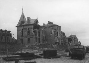Après les combats du 6 juin 1944 à Courseulles-sur-Mer (Juno Beach), les maisons en ruine à proximité du point d'appui allemand codé Wn 29. Photo : US National Archives