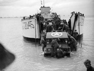 11 juin 1944 : à Courseulles-sur-Mer (Juno Beach), des prisonniers de guerre allemands aident à débarquer un véhicule Ford Canadian Military Pattern truck depuis le LCT 2045. Photo : IWM A 24022