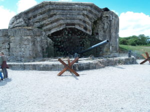 Casemate de tir type R683 de la batterie de Crisbecq, abritant un canon de 210 mm. Photo (2010) : D-Day Overlord