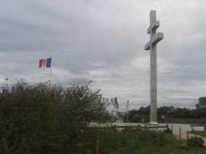La croix de Lorraine à Courseulles-sur-Mer, érigée en hommage au Général de Gaulle (2005). Photo : D-Day Overlord