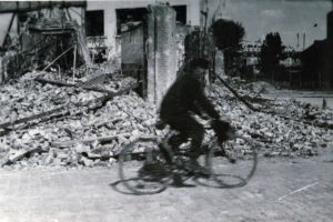 Cycliste à Lisieux en 1944 place Fournet dans les rues dégagées des gravats. Photo : DR