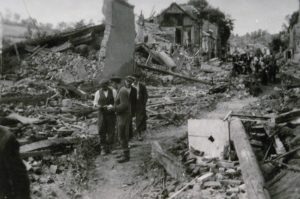 Des civils normands traversent les ruines du centre-ville de Lisieux en 1944. Photo : DR